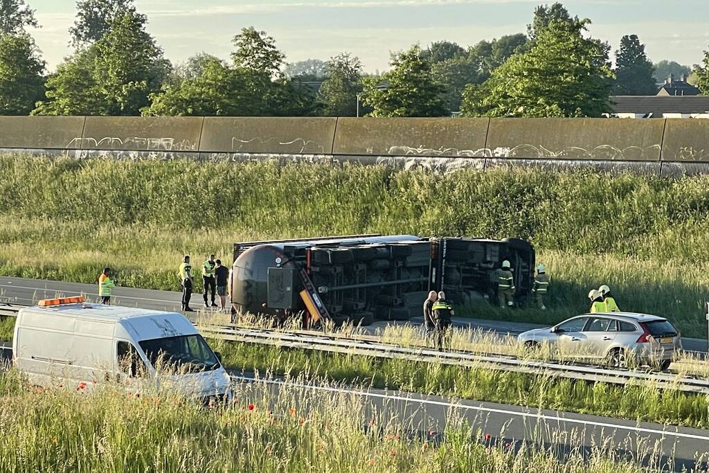 Vrachtwagen op zijn kant snelweg dicht