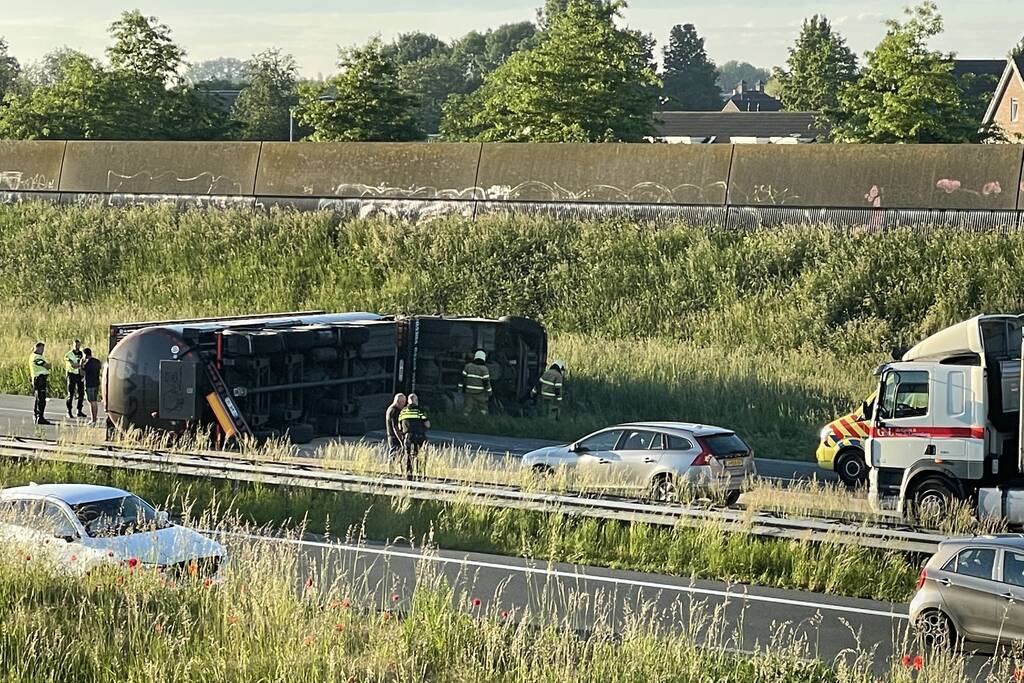 Vrachtwagen op zijn kant snelweg dicht