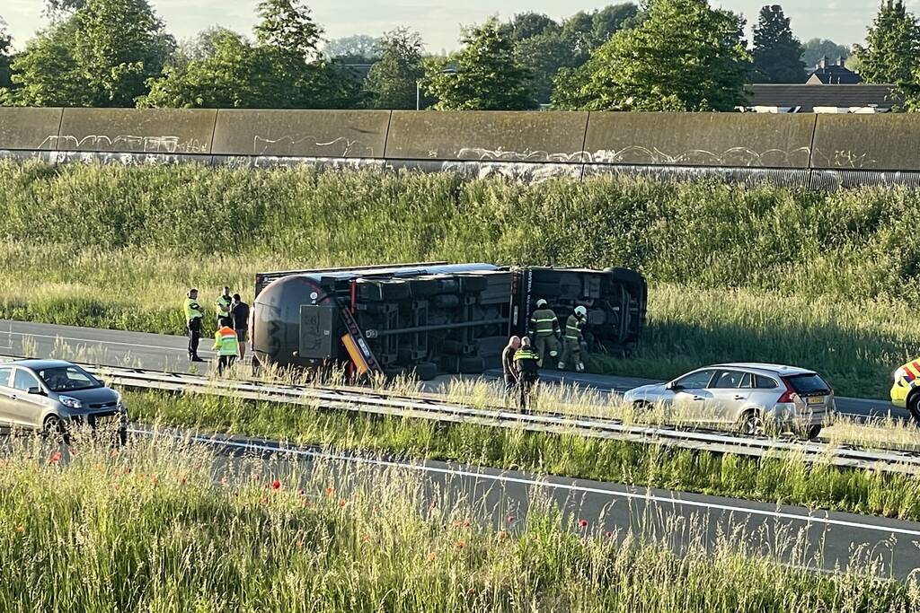 Vrachtwagen op zijn kant snelweg dicht