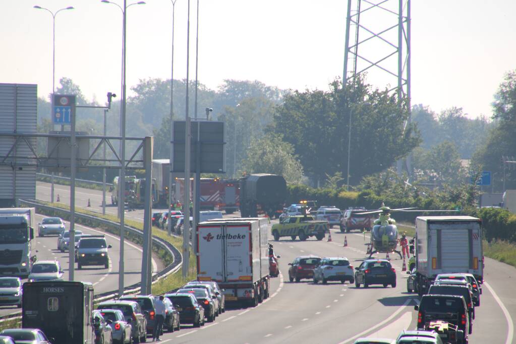 A28 deels dicht na ongeluk, traumahelikopter landt op snelweg