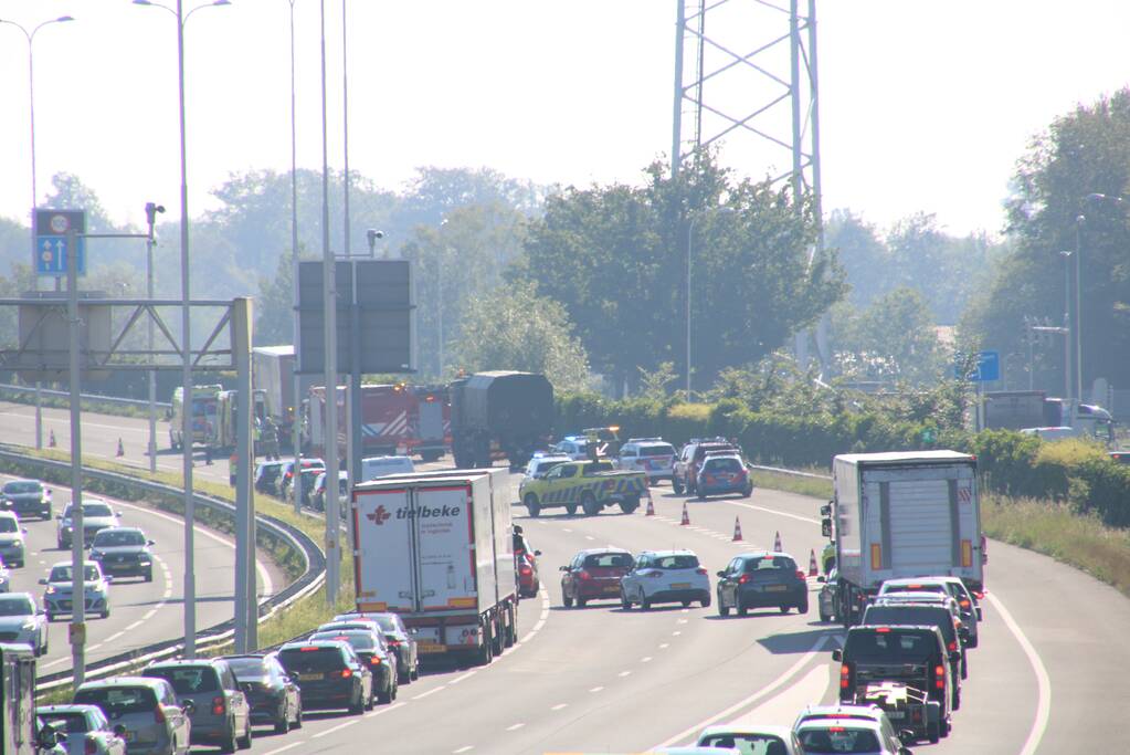 A28 deels dicht na ongeluk, traumahelikopter landt op snelweg
