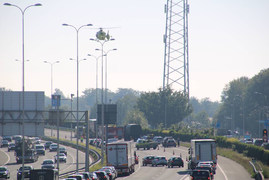 A28 deels dicht na ongeluk, traumahelikopter landt op snelweg