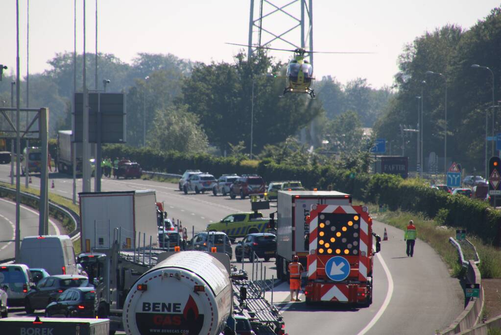 A28 deels dicht na ongeluk, traumahelikopter landt op snelweg