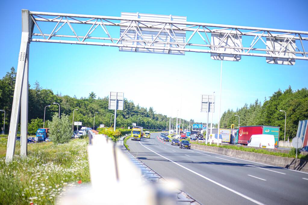 A28 deels dicht na ongeluk, traumahelikopter landt op snelweg