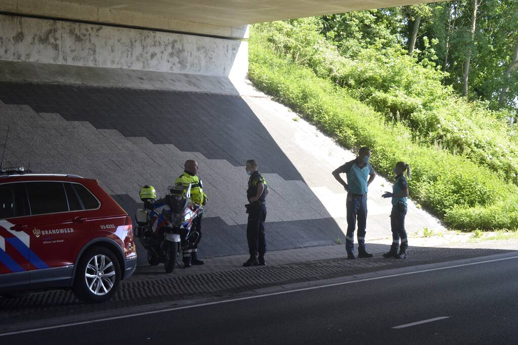 Automobilist knalt op verkeersbord