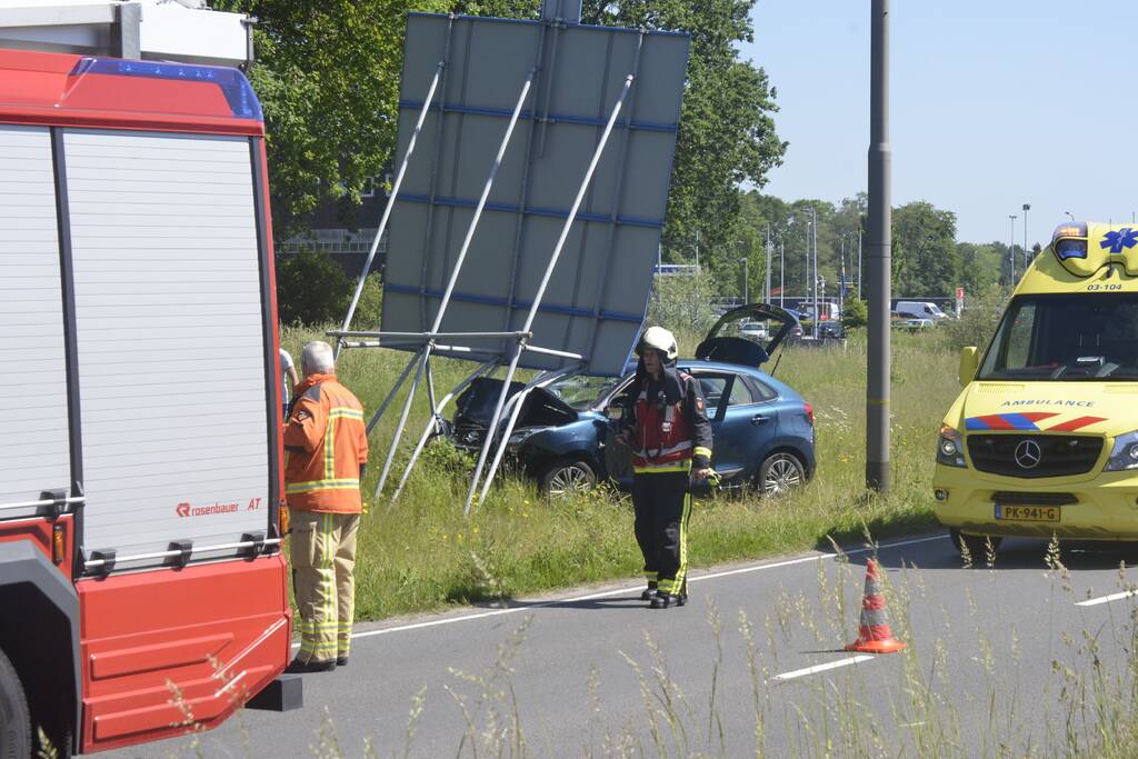 Automobilist knalt op verkeersbord
