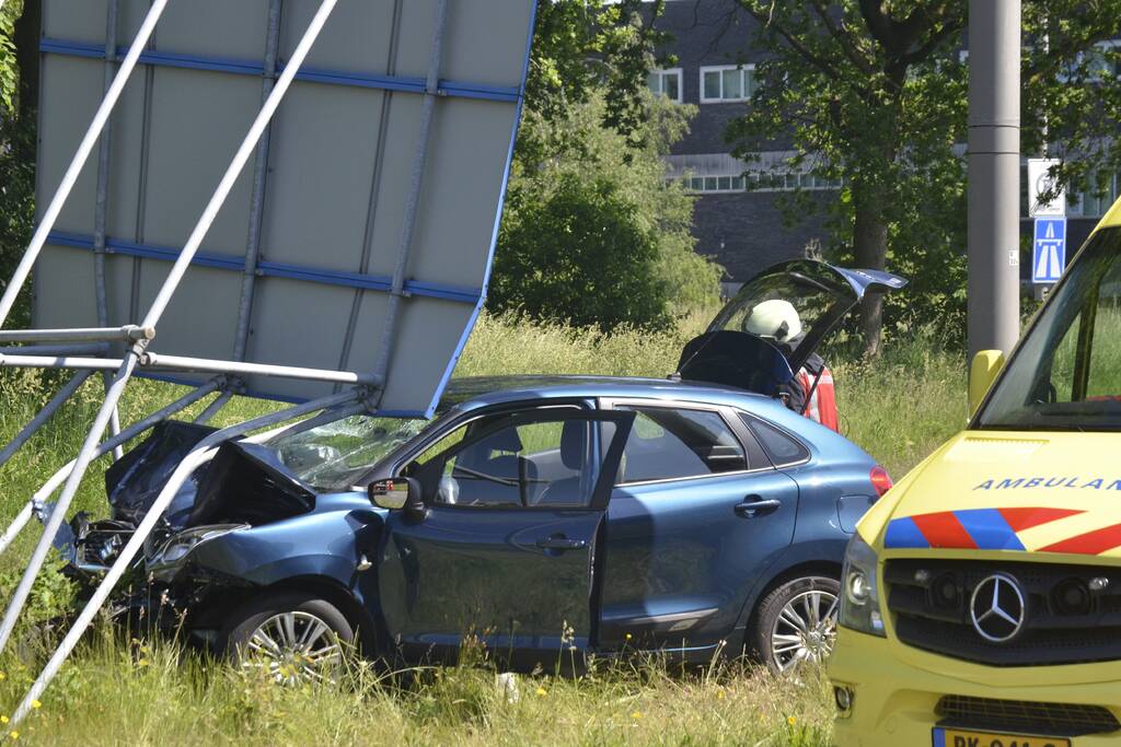 Automobilist knalt op verkeersbord
