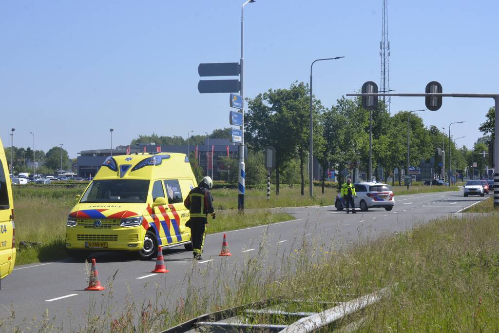 Automobilist knalt op verkeersbord