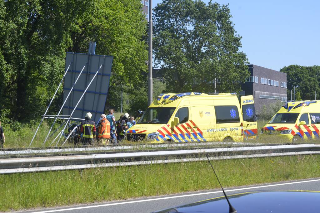 Automobilist knalt op verkeersbord