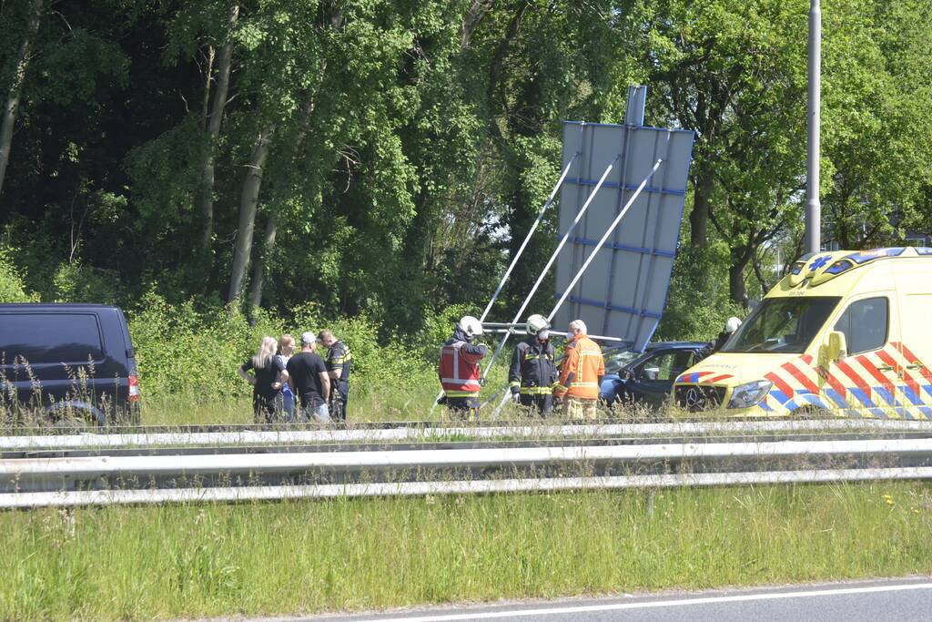 Automobilist knalt op verkeersbord