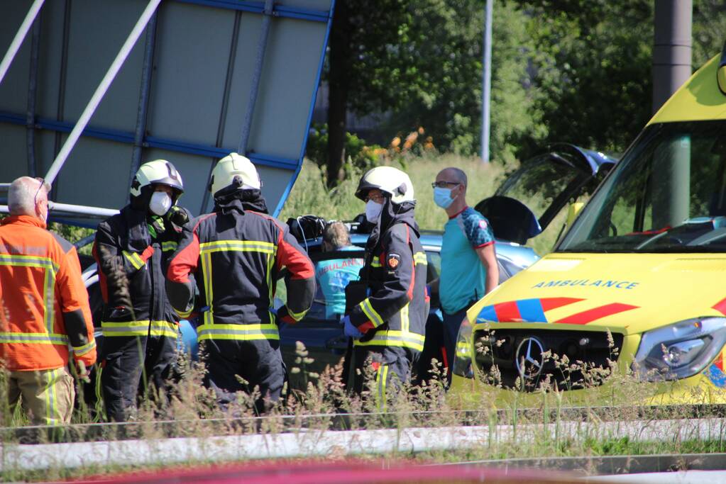 Automobilist knalt op verkeersbord