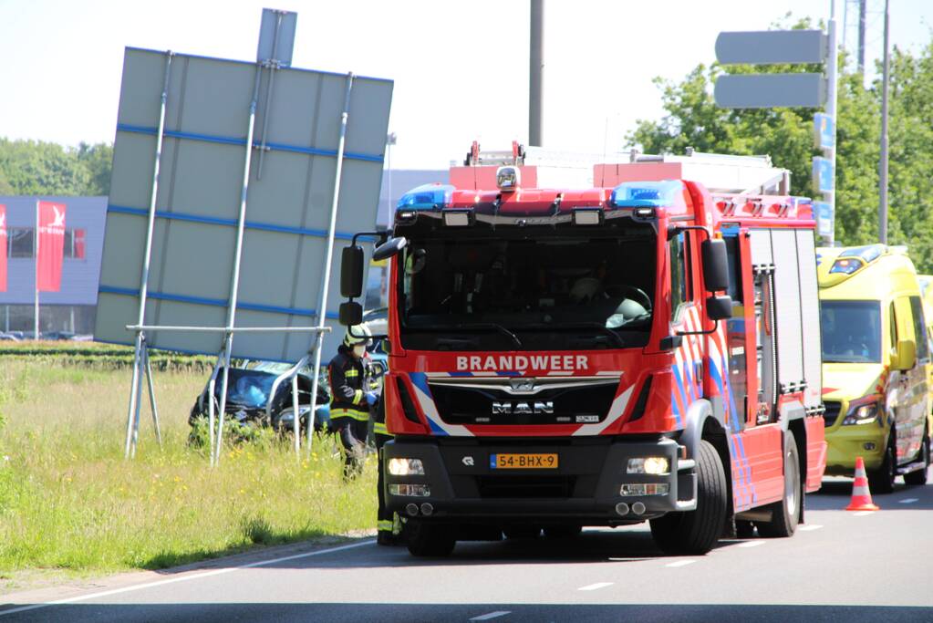 Automobilist knalt op verkeersbord