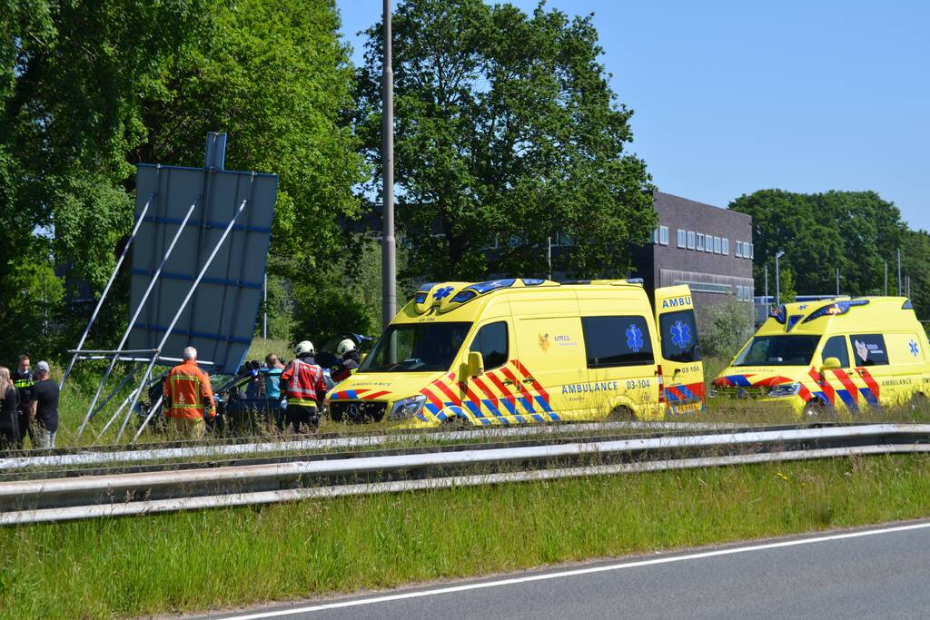 Automobilist knalt op verkeersbord