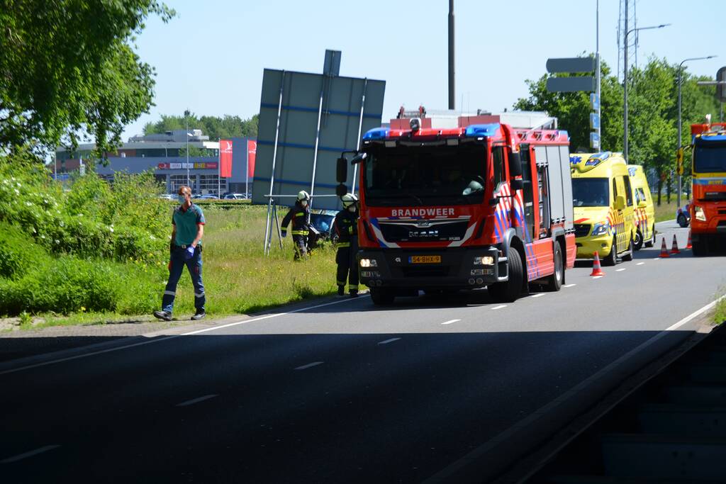 Automobilist knalt op verkeersbord