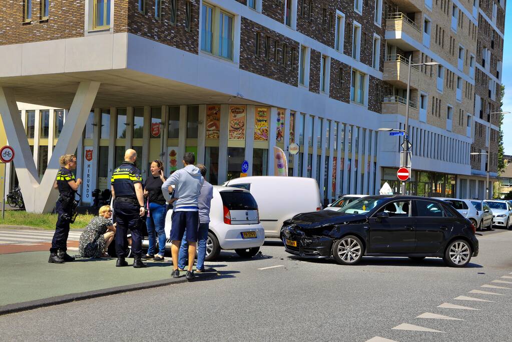 Twee auto's botsen op kruising