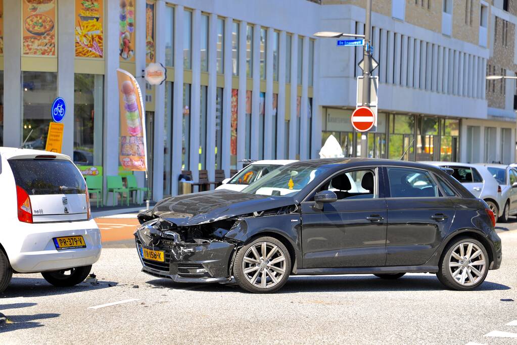 Twee auto's botsen op kruising