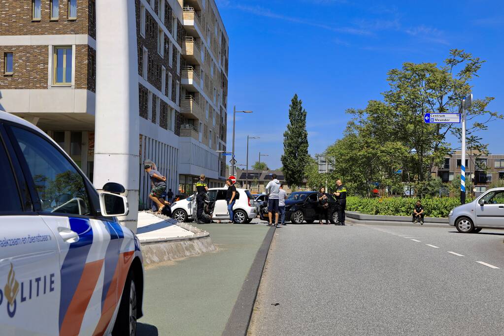 Twee auto's botsen op kruising