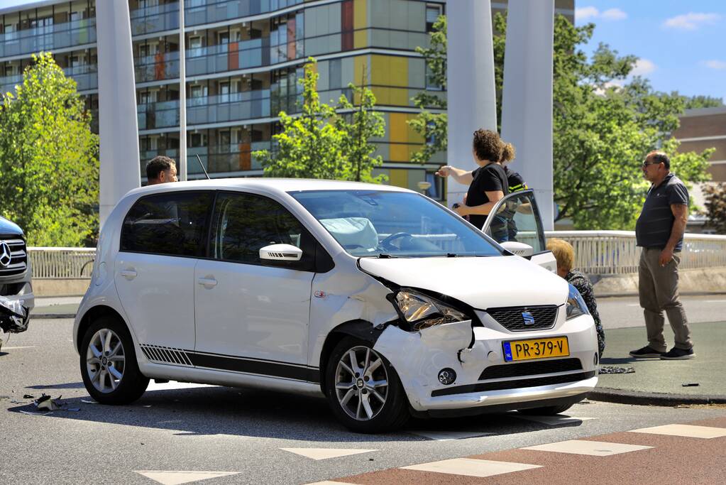 Twee auto's botsen op kruising