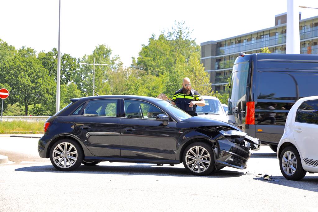 Twee auto's botsen op kruising