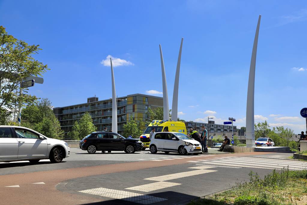 Twee auto's botsen op kruising