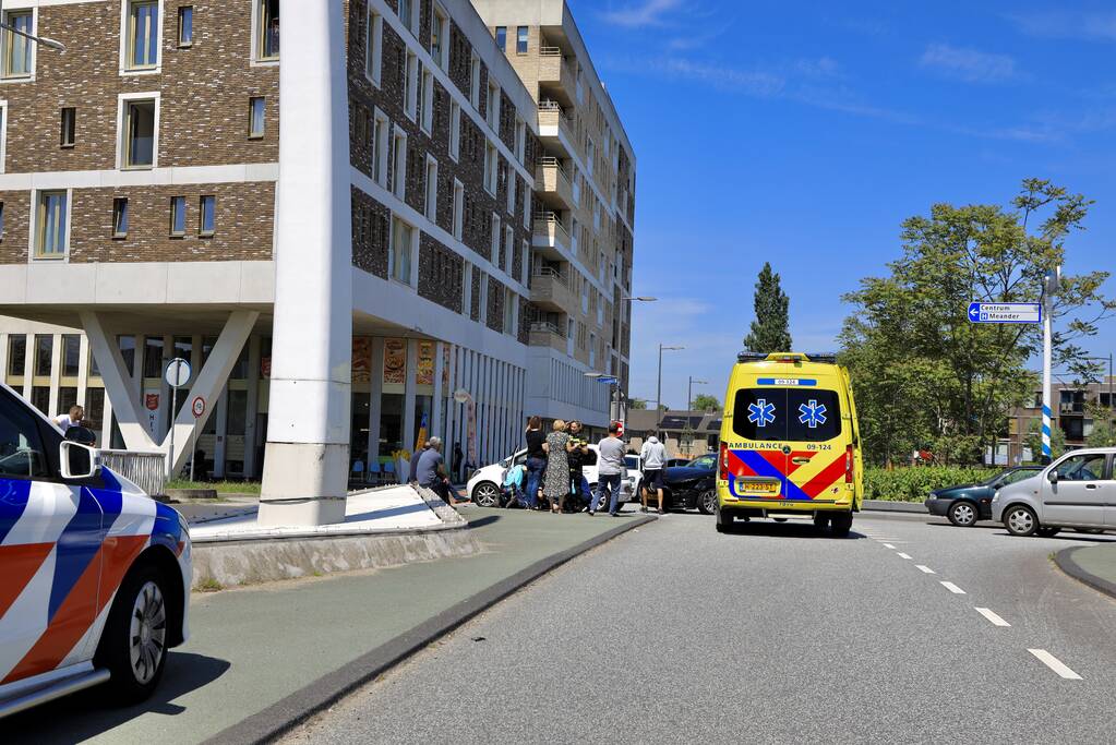 Twee auto's botsen op kruising