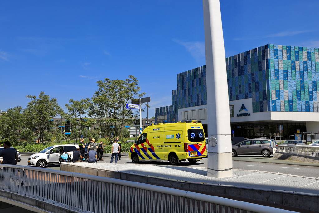 Twee auto's botsen op kruising