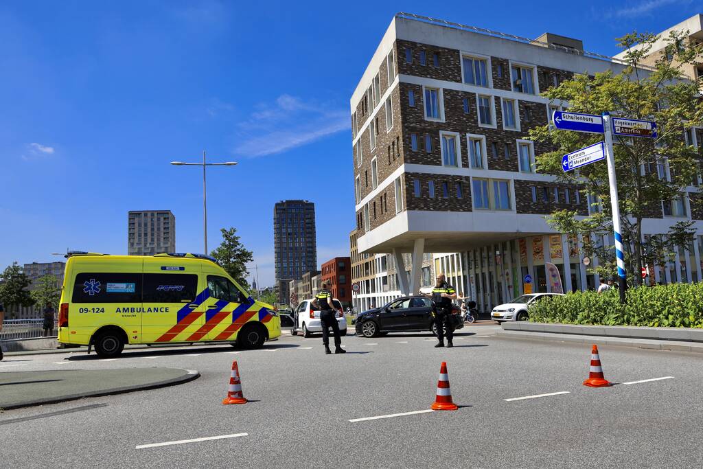 Twee auto's botsen op kruising