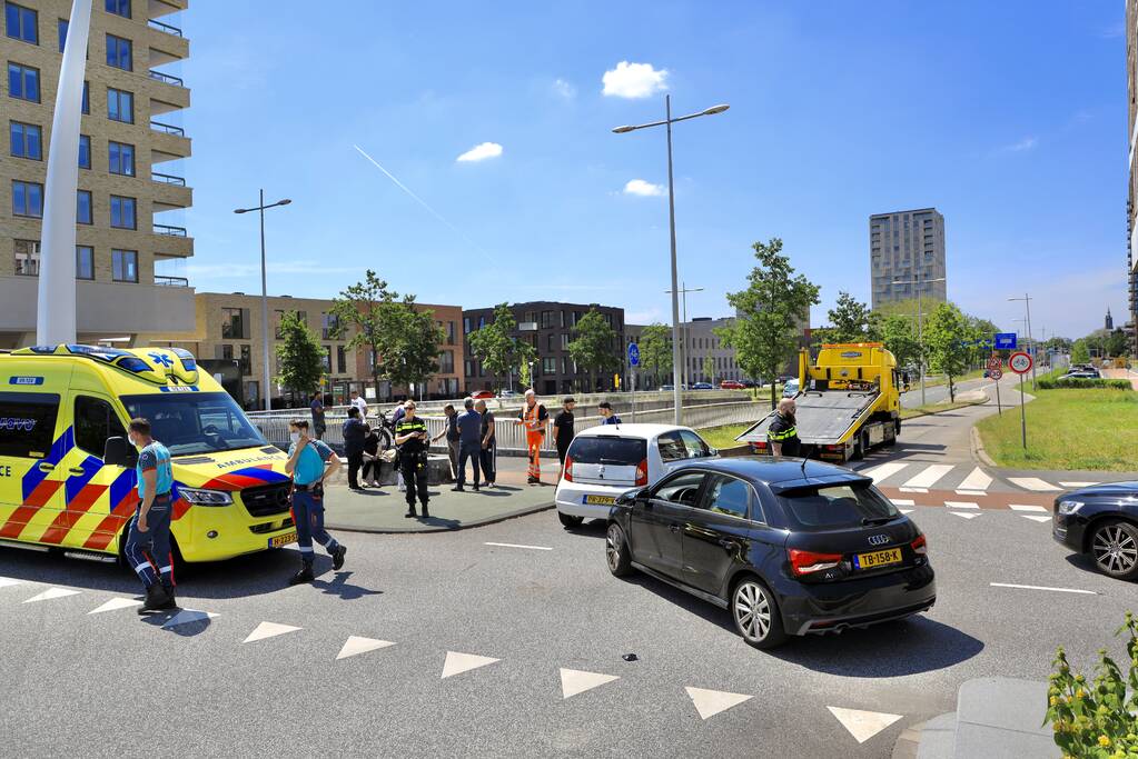 Twee auto's botsen op kruising