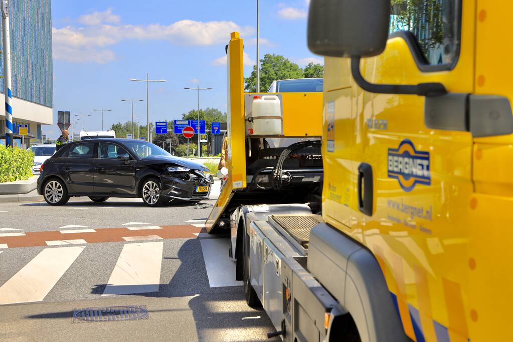 Twee auto's botsen op kruising