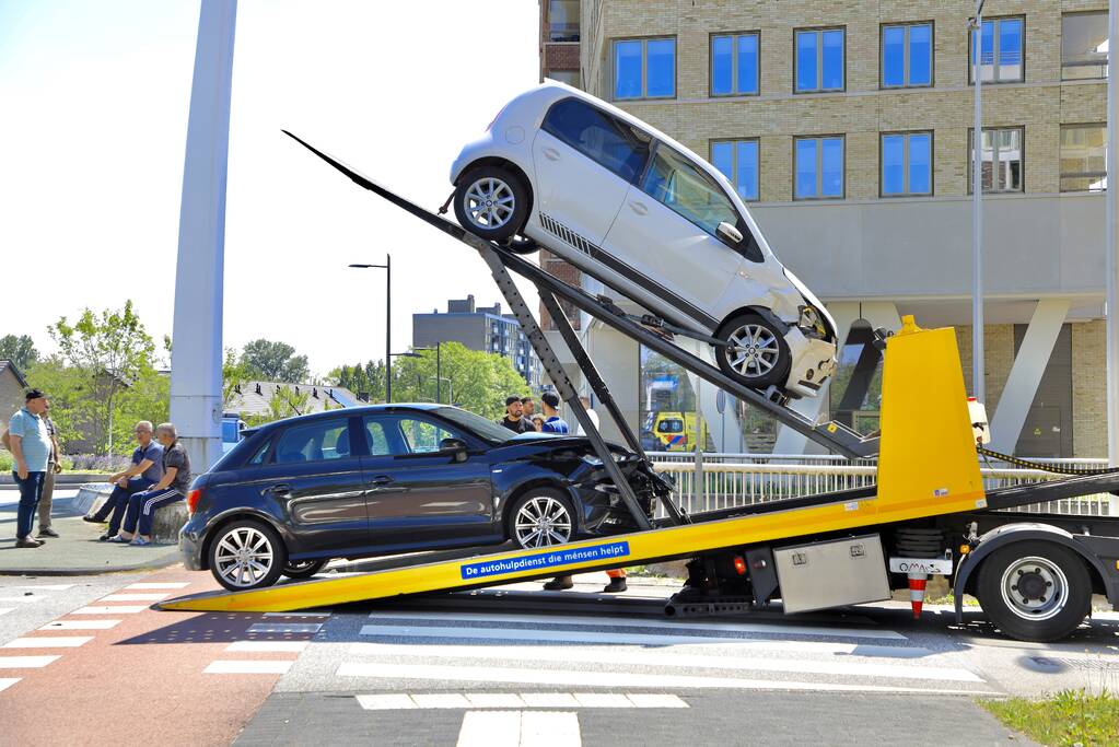 Twee auto's botsen op kruising