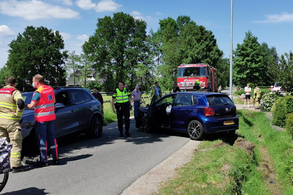 Gewonde bij botsing tussen twee auto's