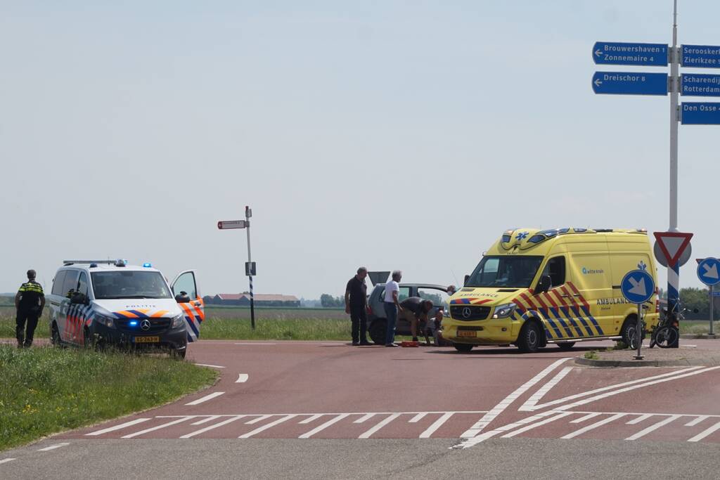 Snorfietser botst met auto