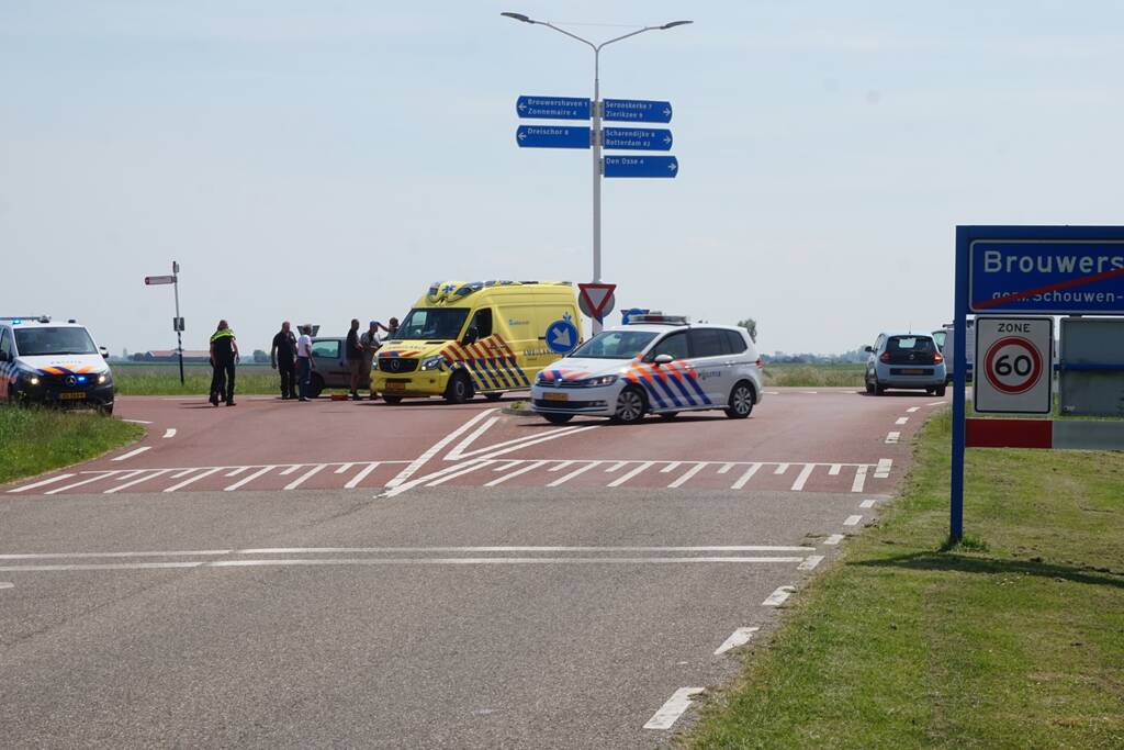 Snorfietser botst met auto