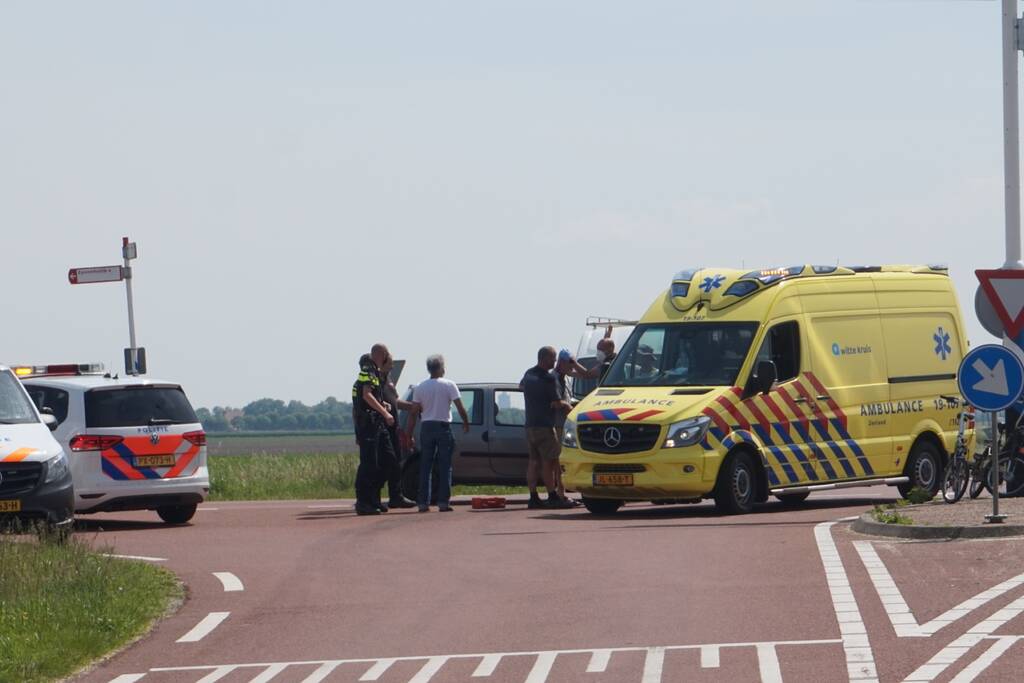 Snorfietser botst met auto