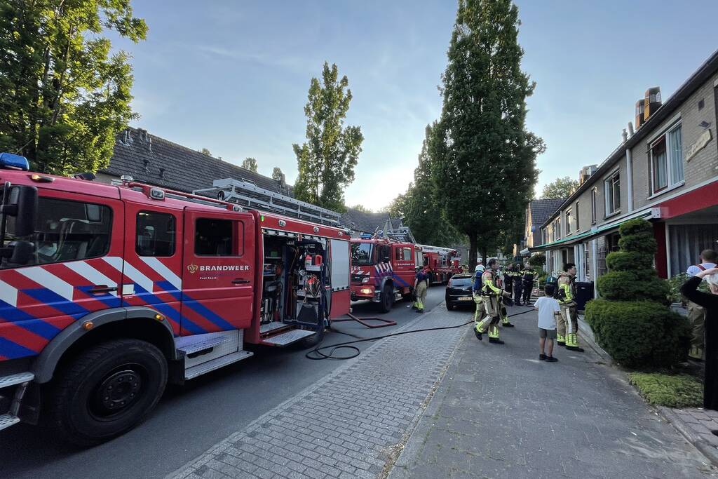 Brandweer redt hond bij brand in schuur