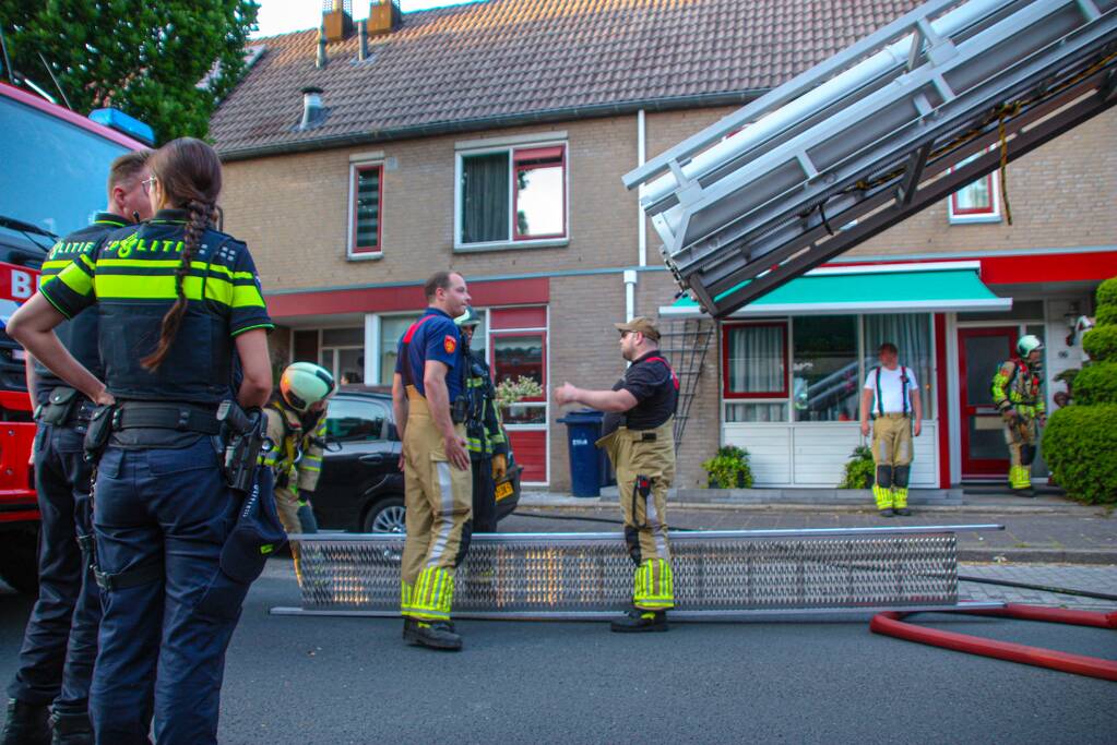 Brandweer redt hond bij brand in schuur