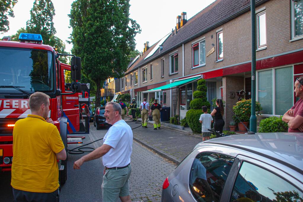 Brandweer redt hond bij brand in schuur