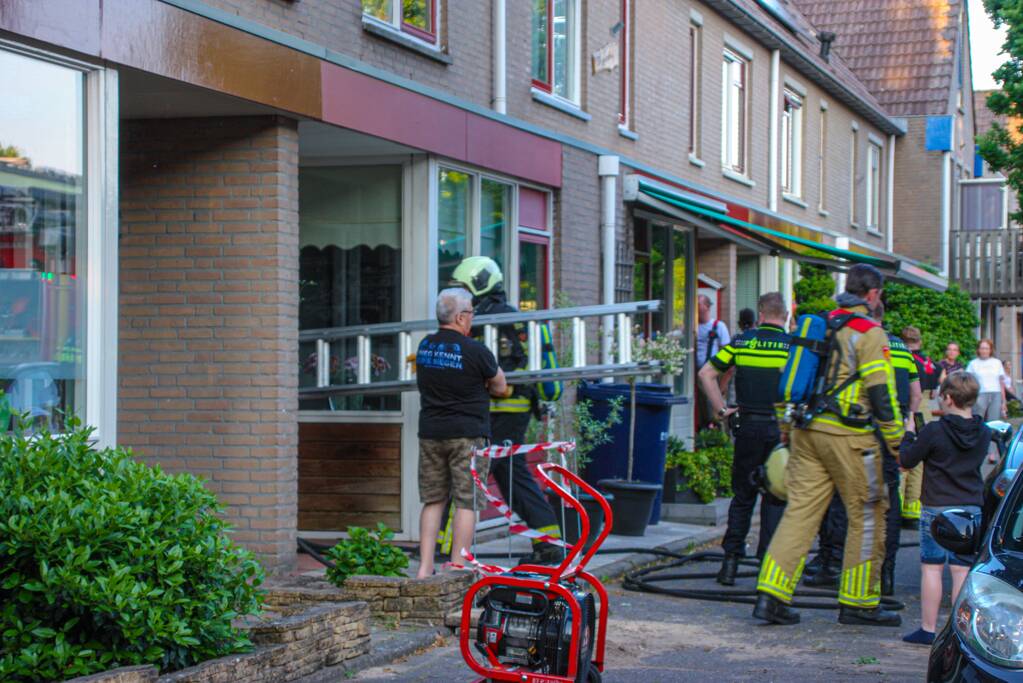 Brandweer redt hond bij brand in schuur