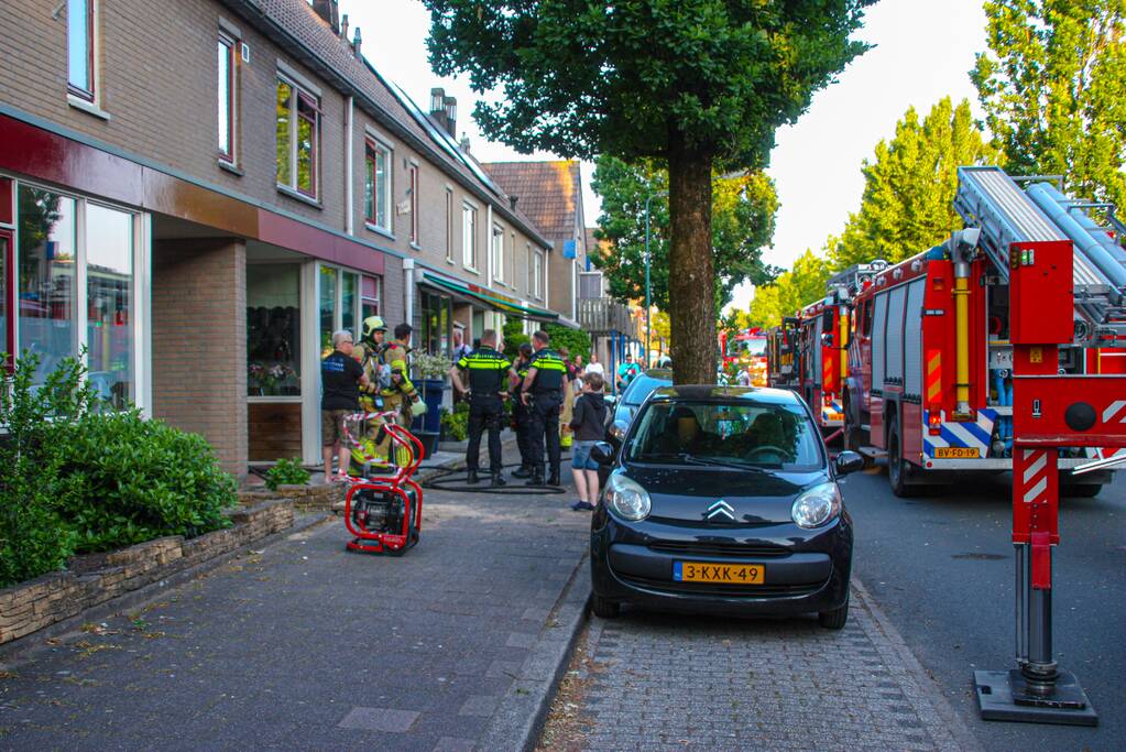 Brandweer redt hond bij brand in schuur