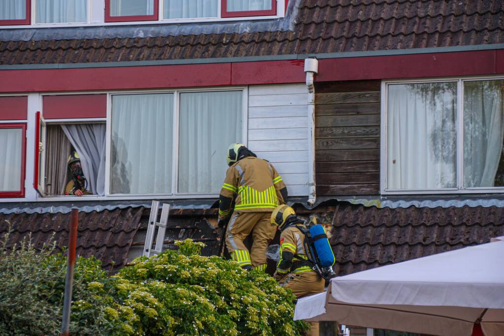 Brandweer redt hond bij brand in schuur