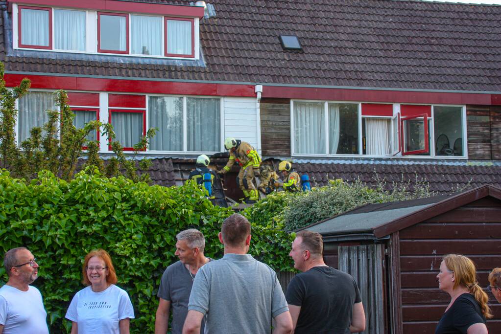 Brandweer redt hond bij brand in schuur
