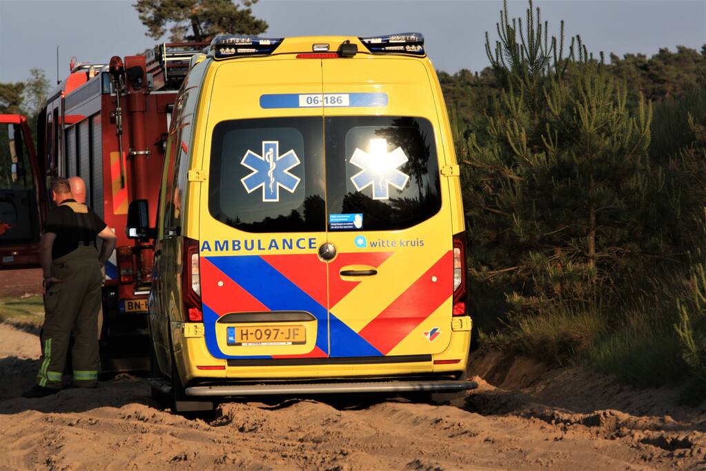 Ambulance rijdt zich vast op oefenterrein