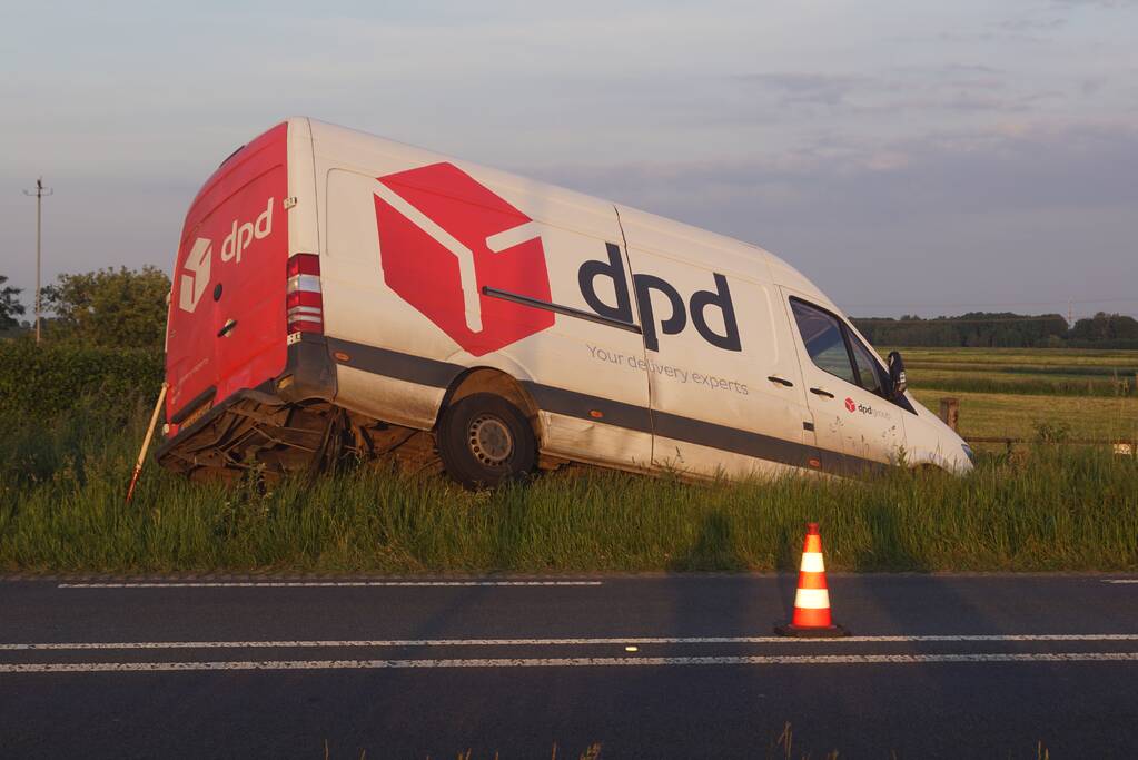 Bestelbus belandt in sloot bij uitwijkmanoeuvre