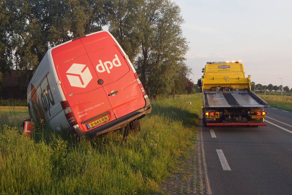 Bestelbus belandt in sloot bij uitwijkmanoeuvre