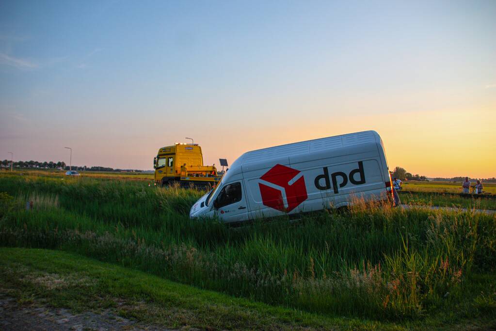 Bestelbus belandt in sloot bij uitwijkmanoeuvre