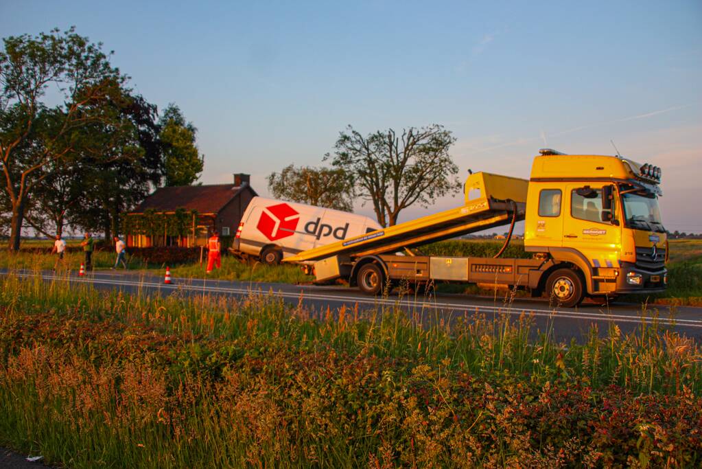 Bestelbus belandt in sloot bij uitwijkmanoeuvre