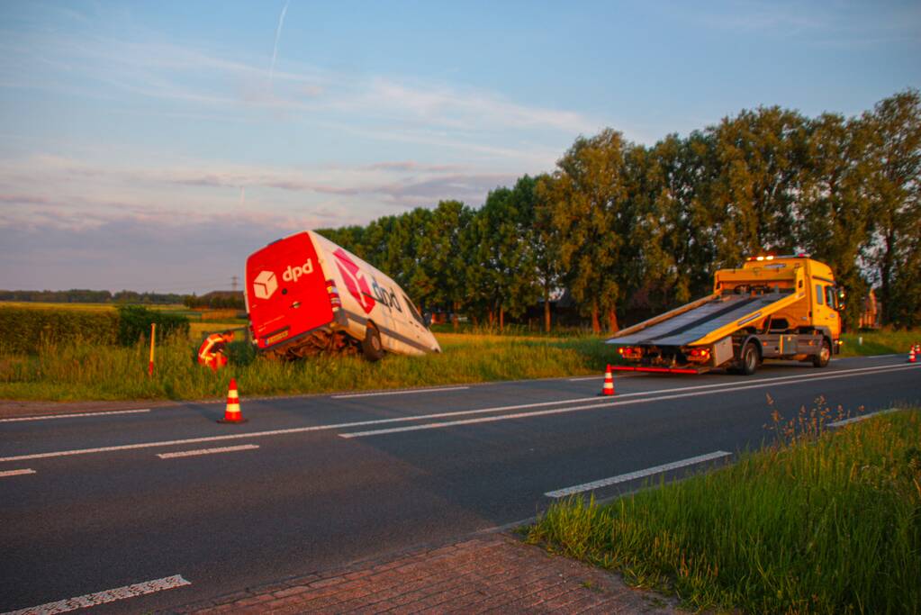 Bestelbus belandt in sloot bij uitwijkmanoeuvre