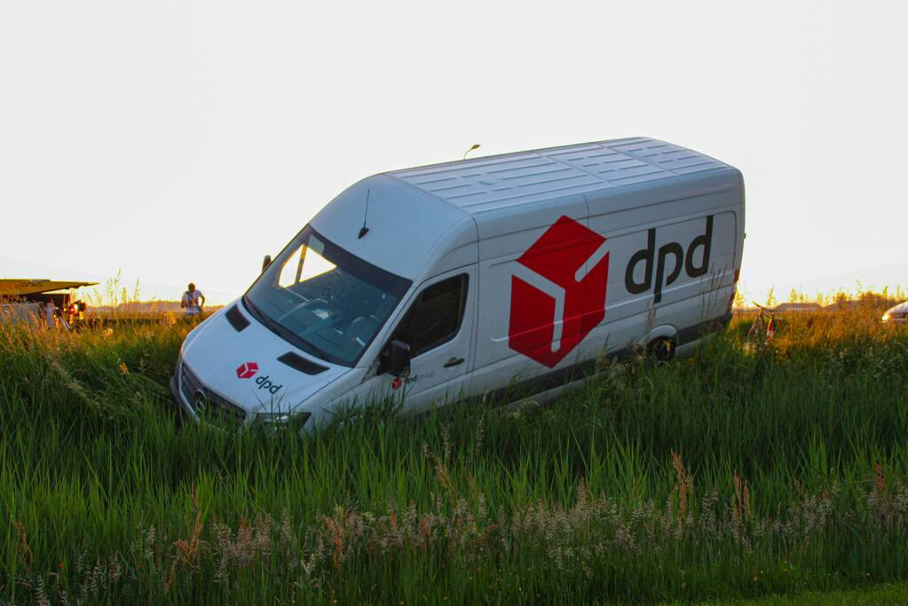 Bestelbus belandt in sloot bij uitwijkmanoeuvre