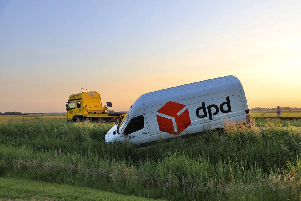 Bestelbus belandt in sloot bij uitwijkmanoeuvre