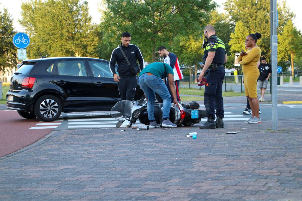 Scooter flink beschadigd na ongeval met auto